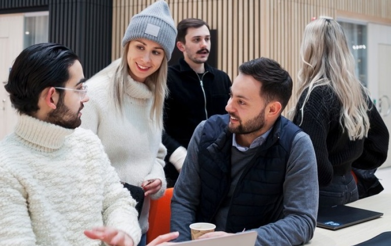 En grupp studenter på campus Albano.