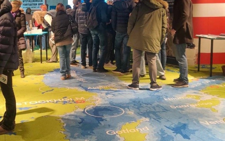 Besökande gymnasieelever på ett golv som ser ut som en karta över Östersjön.