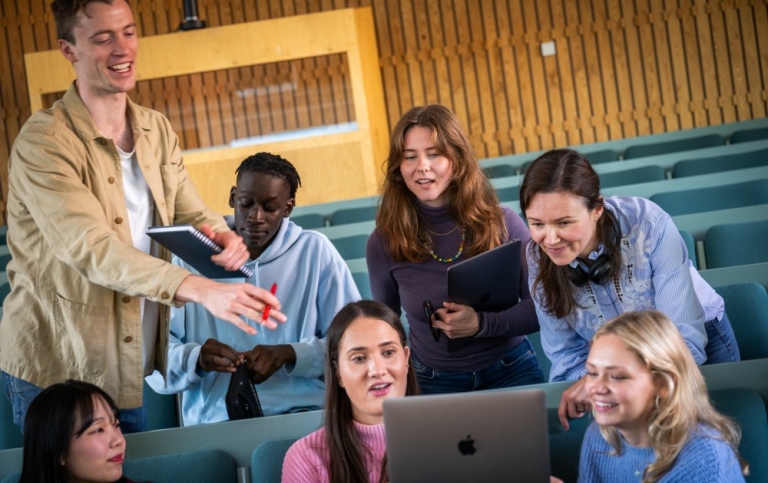 Studenter i en föreläsningssal.